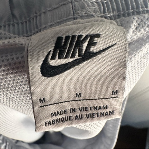 Nike Men's NSW Club Flow Shorts pure platinum/white size medium 5.5” inseam - Picture 7 of 12